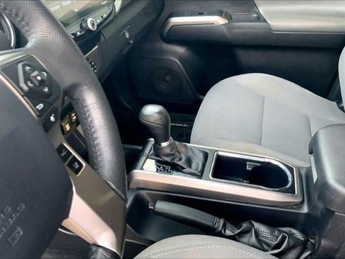 Used 2019 Toyota Tacoma SR5 AWD/4WD image 17