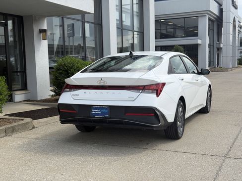 Certified 2025 Hyundai Elantra Hybrid FWD image 5