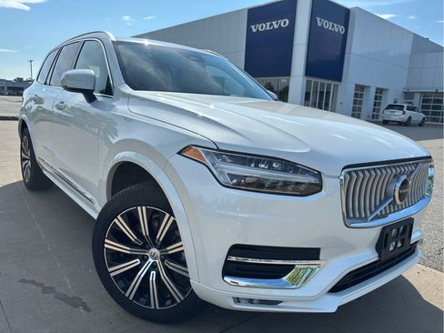 Used 2025 Volvo XC90 B5 Core AWD/4WD image 2