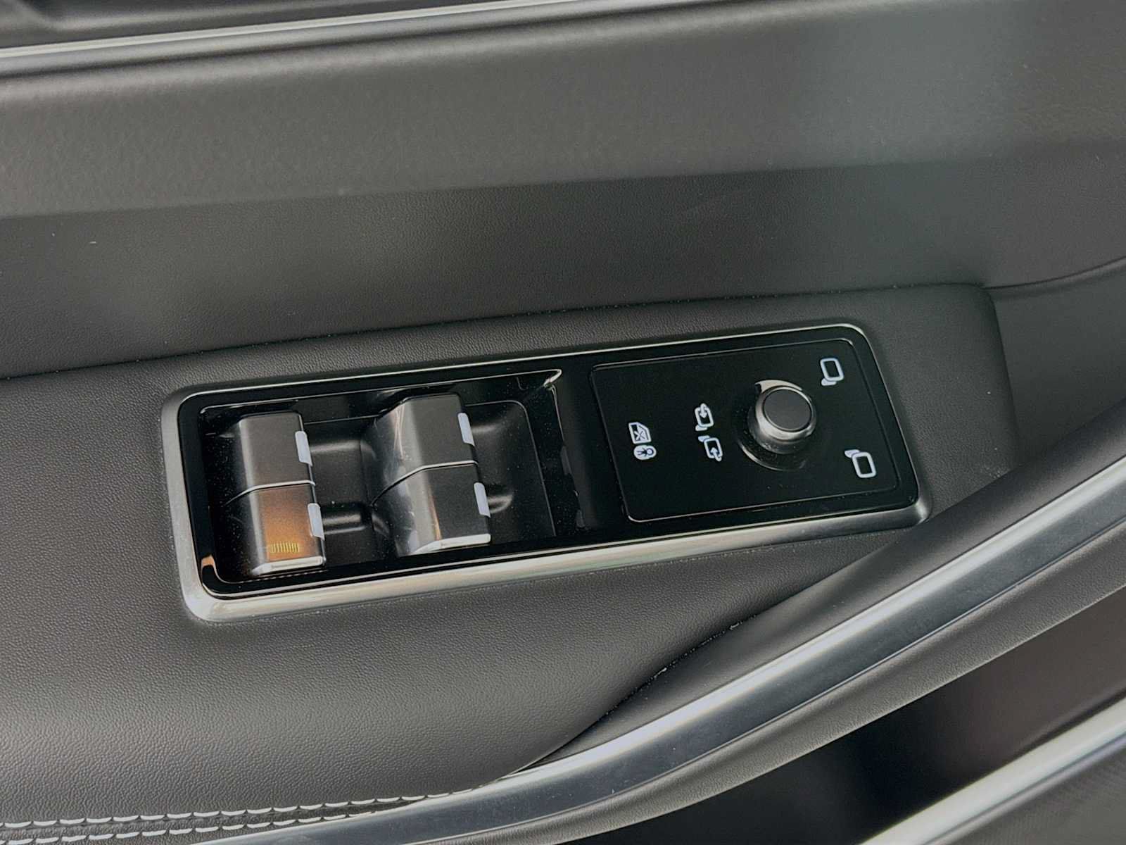 New 2025 Jaguar F-PACE R-Dynamic S AWD/4WD image 19