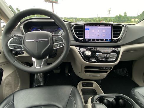 Used 2024 Chrysler Pacifica Touring-L FWD image 18