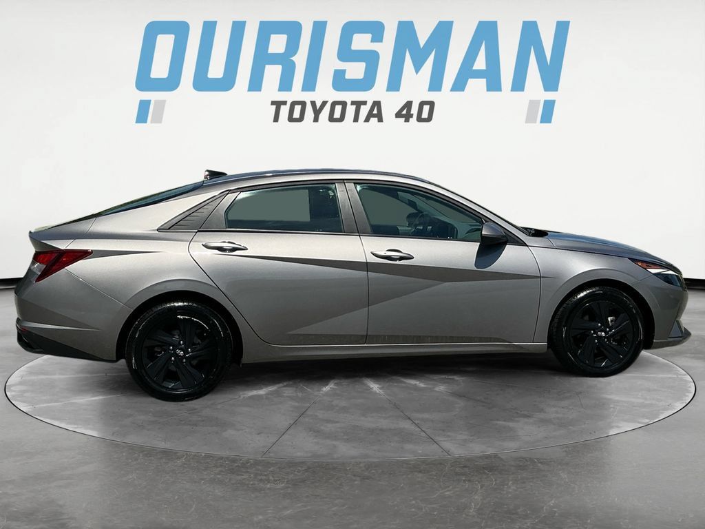 Used 2023 Hyundai Elantra SEL w/ Preferred Accessory Package FWD image 8