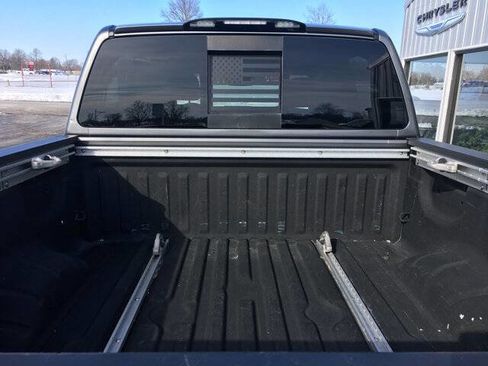 Used 2019 Nissan Titan SL w/ Midnight Edition image 9