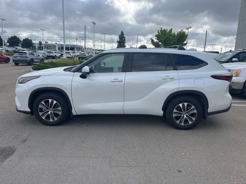 Used 2025 Toyota Highlander XLE image 8