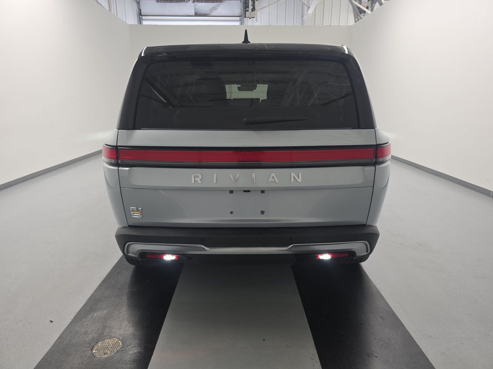 Used 2023 Rivian R1S Launch Edition Quad AWD/4WD image 4