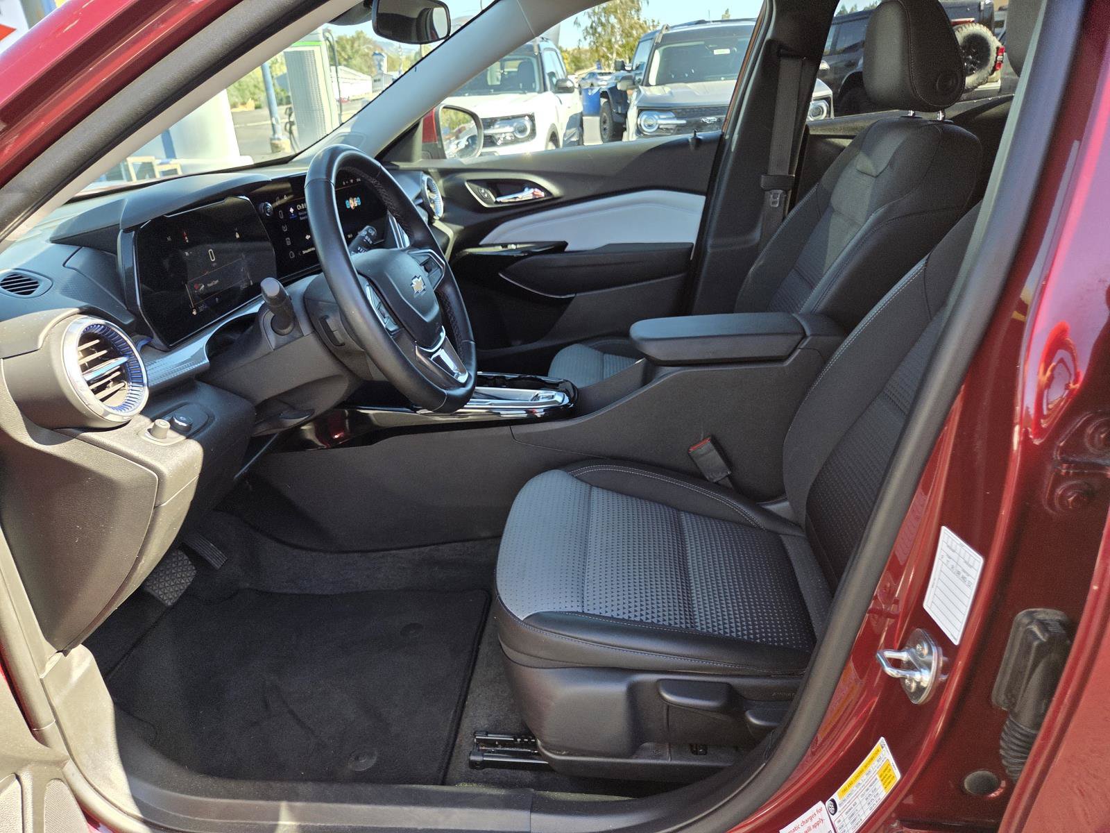 Used 2025 Chevrolet Trax LT w/ LT Convenience Package FWD image 10