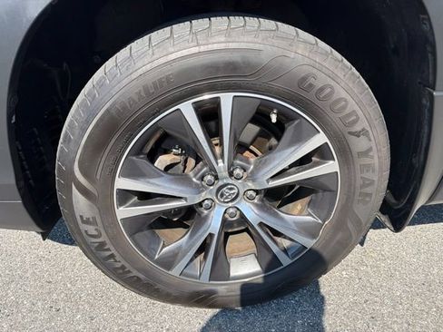 Used 2019 Toyota Highlander LE AWD/4WD image 2