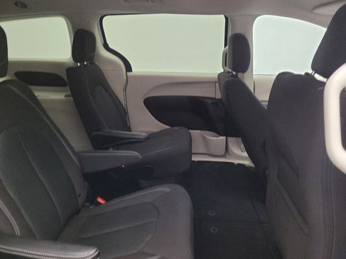 Used 2022 Chrysler Voyager LX FWD image 19