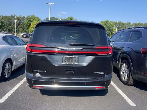 Used 2023 Chrysler Pacifica Limited AWD/4WD image 6