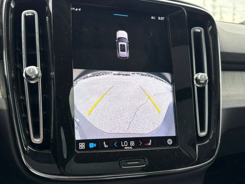 Used 2023 Volvo XC40 B4 Ultimate FWD image 12