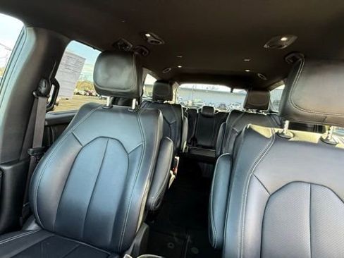 Used 2025 Chrysler Pacifica Select image 23
