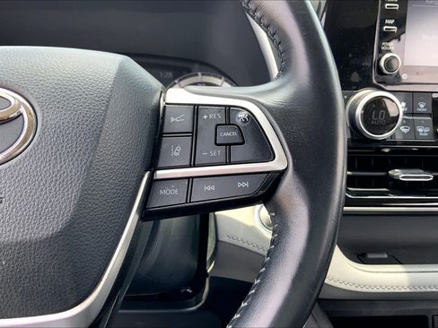 Used 2022 Toyota Highlander XLE FWD image 24