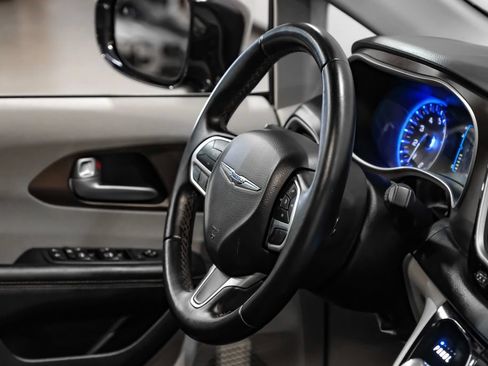 Used 2017 Chrysler Pacifica Touring-L FWD image 19