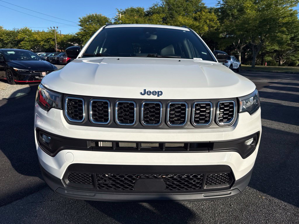 Used 2024 Jeep Compass Latitude AWD/4WD image 2
