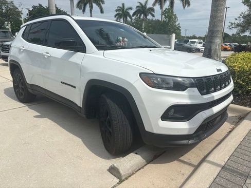 Used 2025 Jeep Compass Latitude w/ Altitude Special Edition AWD/4WD image 2