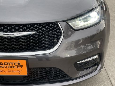 Used 2023 Chrysler Pacifica Touring-L image 7