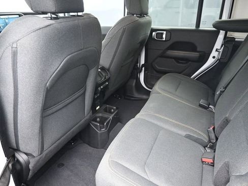 Used 2025 Jeep Wrangler Sahara image 19