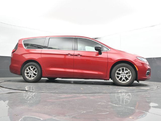 Used 2025 Chrysler Pacifica Select FWD image 46