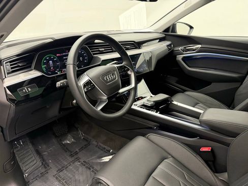 Used 2024 Audi Q8 e-tron Prestige w/ Prestige Package image 4