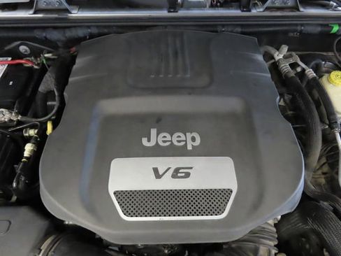 Used 2017 Jeep Wrangler Unlimited Sahara AWD/4WD image 33