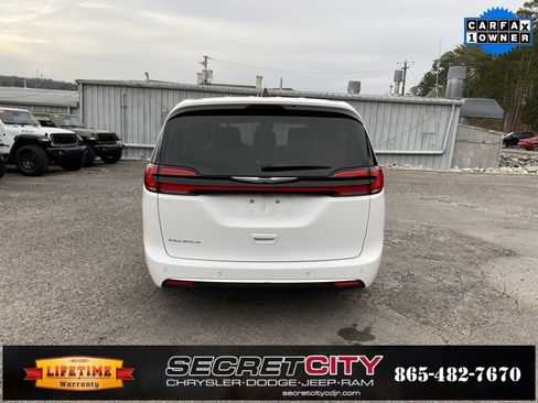 Used 2024 Chrysler Pacifica Touring-L image 6