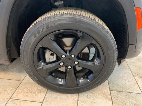 Used 2023 Jeep Grand Cherokee L Laredo image 9