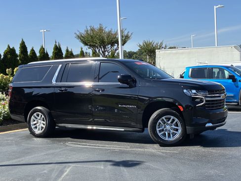 Used 2023 Chevrolet Suburban LT RWD image 3