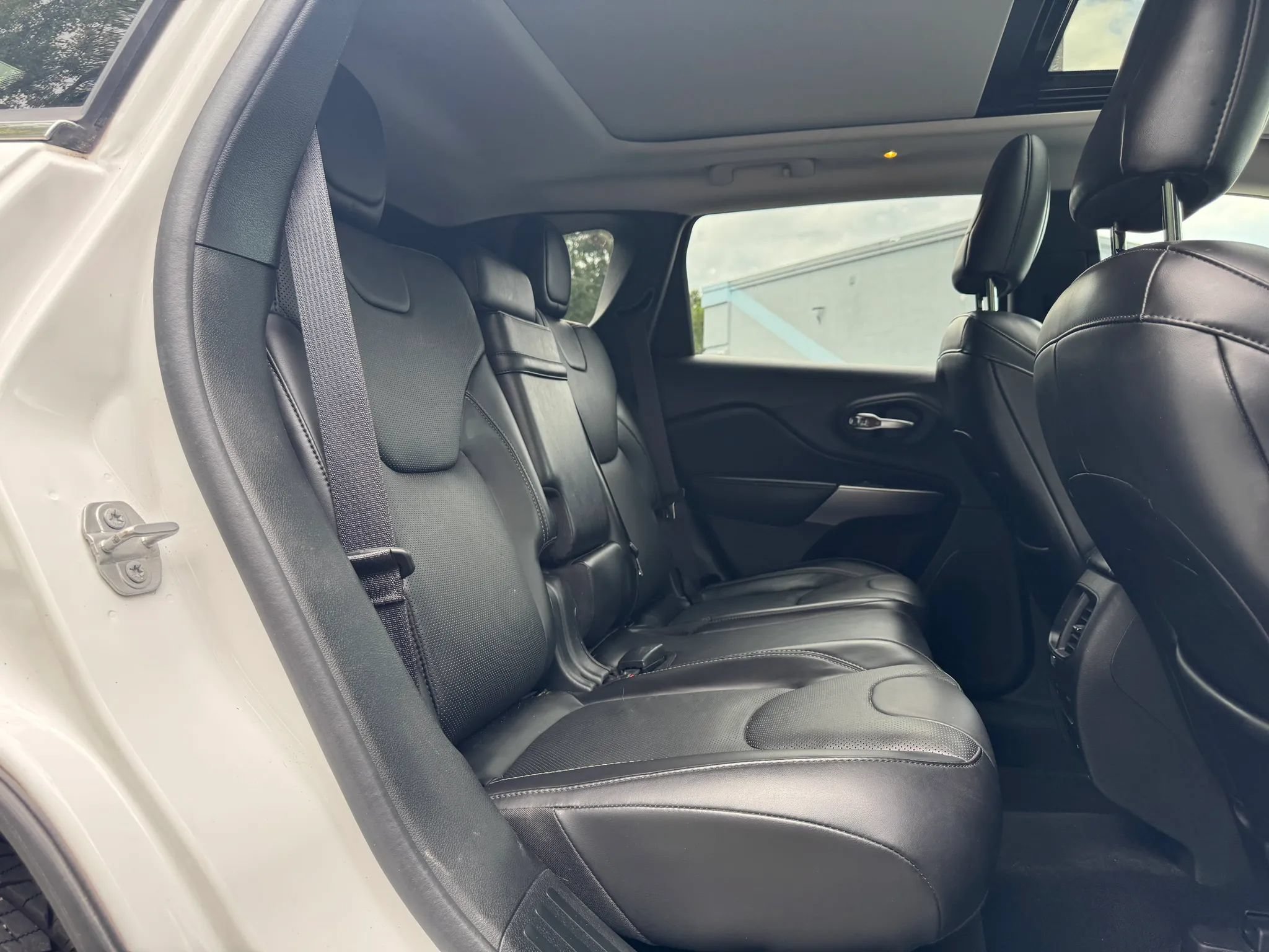 Used 2019 Jeep Cherokee Overland w/ Technology Group AWD/4WD image 24