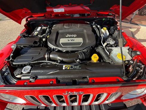 Used 2018 Jeep Wrangler Unlimited Sahara w/ Connectivity Group AWD/4WD image 24