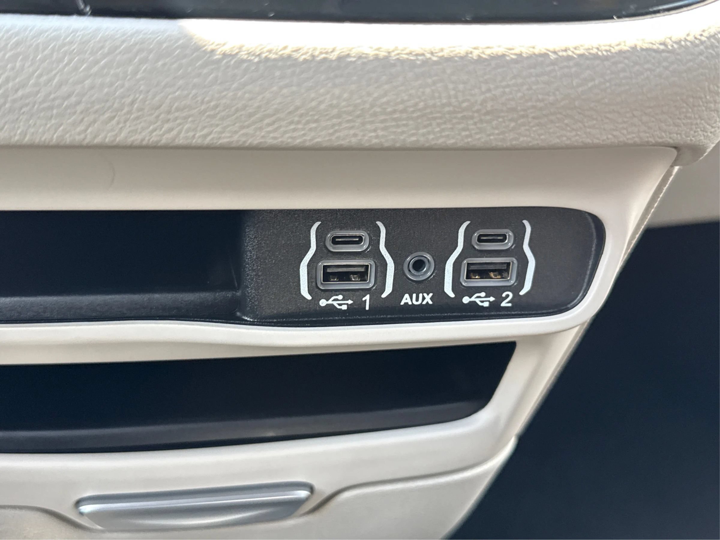 Used 2024 Chrysler Voyager LX FWD image 40