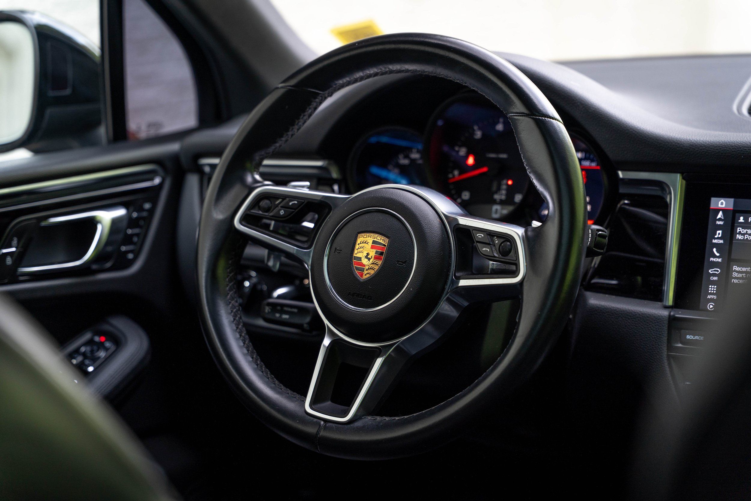Used 2020 Porsche Macan AWD/4WD image 15