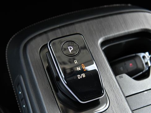 Used 2023 Nissan Ariya AWD image 29