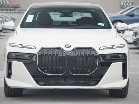 Used 2025 BMW 740i w/ Premium Package image 2