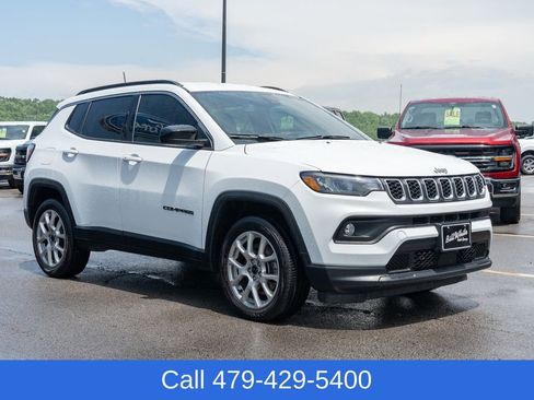 Used 2025 Jeep Compass Latitude AWD/4WD image 8