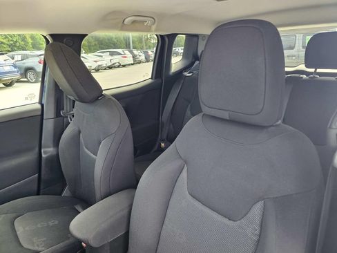 Used 2017 Jeep Renegade Latitude FWD image 23