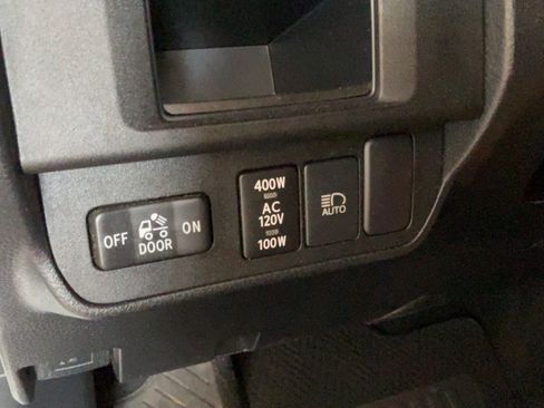Used 2018 Toyota Tacoma TRD Off-Road AWD/4WD image 15