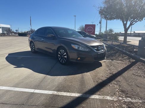 Used 2016 Nissan Altima 2.5 SV image 1