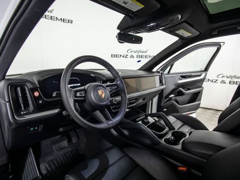 Used 2025 Porsche Cayenne AWD/4WD image 20