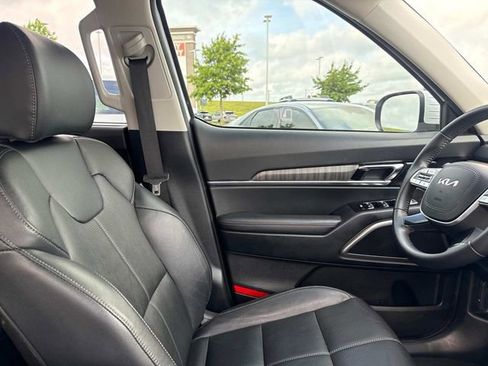 Used 2024 Kia Telluride EX w/ EX Captain's Chair Package FWD image 16