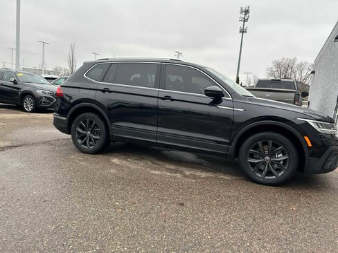 Used 2024 Volkswagen Tiguan SE w/ Panoramic Sunroof Package image 9