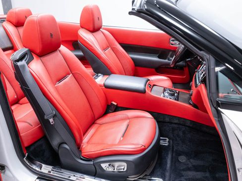 Used 2017 Rolls-Royce Dawn RWD image 40