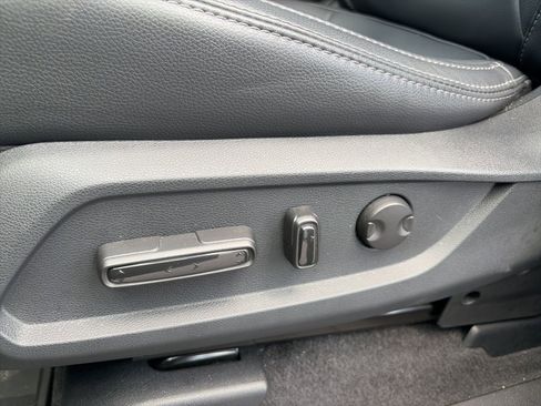 Used 2024 Honda Pilot Touring image 12