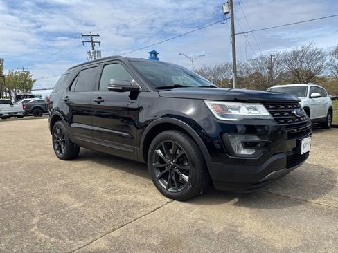 Used 2017 Ford Explorer XLT w/ Equipment Group 202A image 3