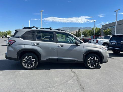 Used 2025 Subaru Forester Premium AWD/4WD image 4
