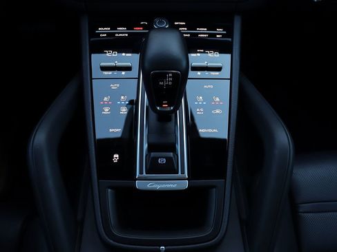 Used 2021 Porsche Cayenne image 34