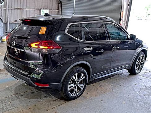 Used 2019 Nissan Rogue SV w/ Premium Package image 2