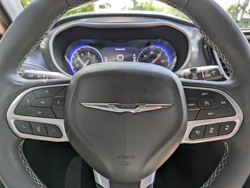 Certified 2025 Chrysler Pacifica Select FWD image 21