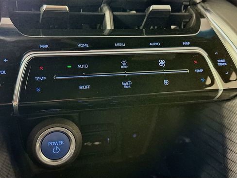 Used 2021 Toyota Venza Limited image 18