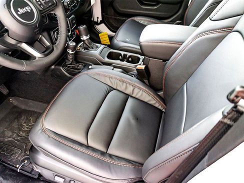 New 2025 Jeep Gladiator Rubicon w/ Convenience Group image 10