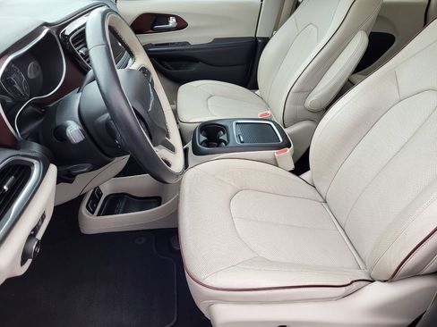Used 2018 Chrysler Pacifica Limited FWD image 16